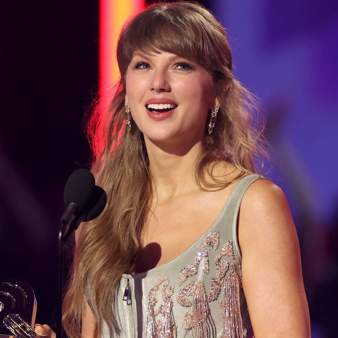  Taylor Swift Sneakily Swaps Her Satin Heels for a More Bejeweled Pair Inside the 2026 iHeartRadio Music Awards 